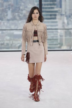 New York, Ny - Eylül 08: Longchamp bahar 2019 pist gösterisi sırasında 8 Eylül 2018 tarihinde New York'ta bir modeli pist yürür.