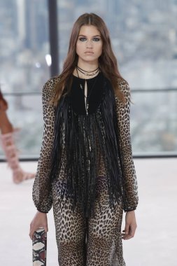 New York, Ny - Eylül 08: Longchamp bahar 2019 pist gösterisi sırasında 8 Eylül 2018 tarihinde New York'ta bir modeli pist yürür.