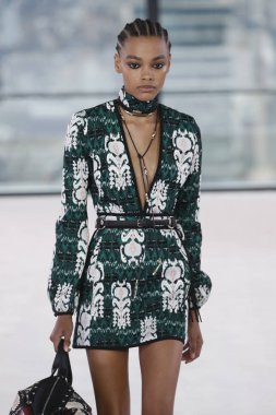 New York, Ny - Eylül 08: Longchamp bahar 2019 pist gösterisi sırasında 8 Eylül 2018 tarihinde New York'ta bir modeli pist yürür.