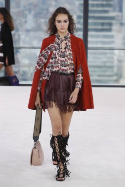 New York, Ny - Eylül 08: Longchamp bahar 2019 pist gösterisi sırasında 8 Eylül 2018 tarihinde New York'ta bir modeli pist yürür.