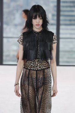 New York, Ny - Eylül 08: Longchamp bahar 2019 pist gösterisi sırasında 8 Eylül 2018 tarihinde New York'ta bir modeli pist yürür.