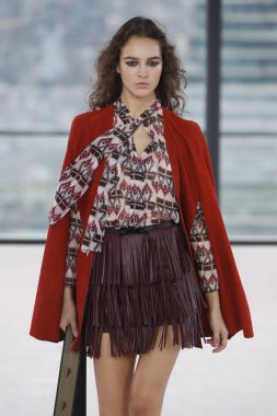 New York, Ny - Eylül 08: Longchamp bahar 2019 pist gösterisi sırasında 8 Eylül 2018 tarihinde New York'ta bir modeli pist yürür.