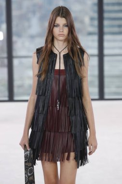 New York, Ny - Eylül 08: Longchamp bahar 2019 pist gösterisi sırasında 8 Eylül 2018 tarihinde New York'ta bir modeli pist yürür.