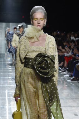 New York, Ny - 12 Eylül: Manken pist yürür Marc Jacobs bahar 2019 gösterisi sırasında; Eylül 2018, üzerinde 12 Eylül 2018 yılında New York City Park Caddesi Tophane, New York moda haftası.