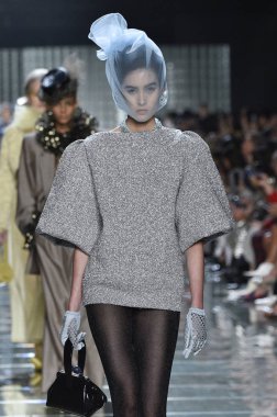 New York, Ny - 12 Eylül: Manken pist yürür Marc Jacobs bahar 2019 gösterisi sırasında; Eylül 2018, üzerinde 12 Eylül 2018 yılında New York City Park Caddesi Tophane, New York moda haftası.