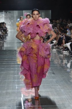 New York, Ny - 12 Eylül: Manken pist yürür Marc Jacobs bahar 2019 gösterisi sırasında; Eylül 2018, üzerinde 12 Eylül 2018 yılında New York City Park Caddesi Tophane, New York moda haftası.