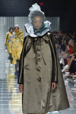 New York, Ny - 12 Eylül: Manken pist yürür Marc Jacobs bahar 2019 gösterisi sırasında; Eylül 2018, üzerinde 12 Eylül 2018 yılında New York City Park Caddesi Tophane, New York moda haftası.