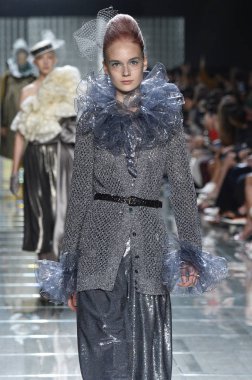 New York, Ny - 12 Eylül: Manken pist yürür Marc Jacobs bahar 2019 gösterisi sırasında; Eylül 2018, üzerinde 12 Eylül 2018 yılında New York City Park Caddesi Tophane, New York moda haftası.