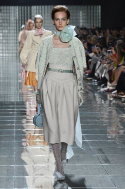 New York, Ny - 12 Eylül: Manken pist yürür Marc Jacobs bahar 2019 gösterisi sırasında; Eylül 2018, üzerinde 12 Eylül 2018 yılında New York City Park Caddesi Tophane, New York moda haftası.