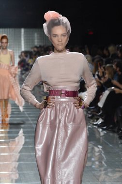 New York, Ny - 12 Eylül: Manken pist yürür Marc Jacobs bahar 2019 gösterisi sırasında; Eylül 2018, üzerinde 12 Eylül 2018 yılında New York City Park Caddesi Tophane, New York moda haftası.