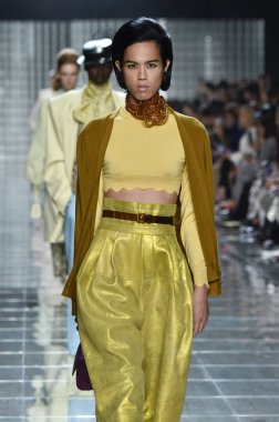 New York, Ny - 12 Eylül: Manken pist yürür Marc Jacobs bahar 2019 gösterisi sırasında; Eylül 2018, üzerinde 12 Eylül 2018 yılında New York City Park Caddesi Tophane, New York moda haftası.