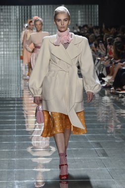 New York, Ny - 12 Eylül: Manken pist yürür Marc Jacobs bahar 2019 gösterisi sırasında; Eylül 2018, üzerinde 12 Eylül 2018 yılında New York City Park Caddesi Tophane, New York moda haftası.