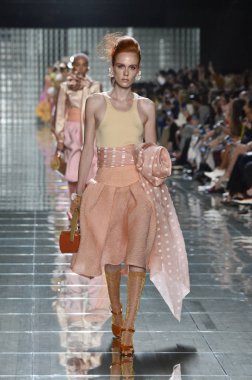 New York, Ny - 12 Eylül: Manken pist yürür Marc Jacobs bahar 2019 gösterisi sırasında; Eylül 2018, üzerinde 12 Eylül 2018 yılında New York City Park Caddesi Tophane, New York moda haftası.