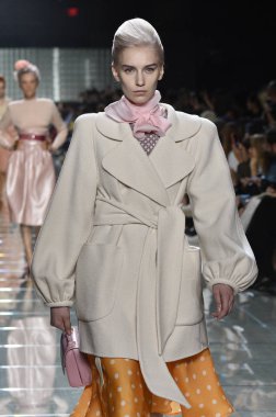 New York, Ny - 12 Eylül: Manken pist yürür Marc Jacobs bahar 2019 gösterisi sırasında; Eylül 2018, üzerinde 12 Eylül 2018 yılında New York City Park Caddesi Tophane, New York moda haftası.
