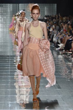 New York, Ny - 12 Eylül: Manken pist yürür Marc Jacobs bahar 2019 gösterisi sırasında; Eylül 2018, üzerinde 12 Eylül 2018 yılında New York City Park Caddesi Tophane, New York moda haftası.