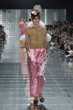 New York, Ny - 12 Eylül: Manken pist yürür Marc Jacobs bahar 2019 gösterisi sırasında; Eylül 2018, üzerinde 12 Eylül 2018 yılında New York City Park Caddesi Tophane, New York moda haftası.