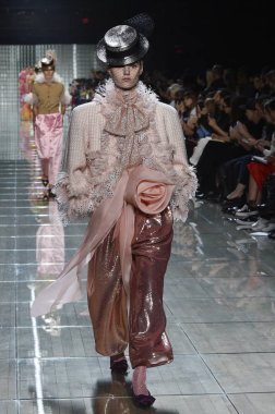 New York, Ny - 12 Eylül: Manken pist yürür Marc Jacobs bahar 2019 gösterisi sırasında; Eylül 2018, üzerinde 12 Eylül 2018 yılında New York City Park Caddesi Tophane, New York moda haftası.