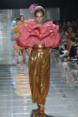 New York, Ny - 12 Eylül: Manken pist yürür Marc Jacobs bahar 2019 gösterisi sırasında; Eylül 2018, üzerinde 12 Eylül 2018 yılında New York City Park Caddesi Tophane, New York moda haftası.