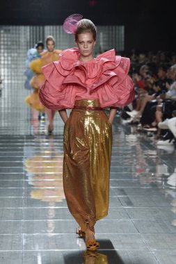 New York, Ny - 12 Eylül: Manken pist yürür Marc Jacobs bahar 2019 gösterisi sırasında; Eylül 2018, üzerinde 12 Eylül 2018 yılında New York City Park Caddesi Tophane, New York moda haftası.