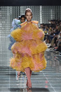 New York, Ny - 12 Eylül: Manken pist yürür Marc Jacobs bahar 2019 gösterisi sırasında; Eylül 2018, üzerinde 12 Eylül 2018 yılında New York City Park Caddesi Tophane, New York moda haftası.