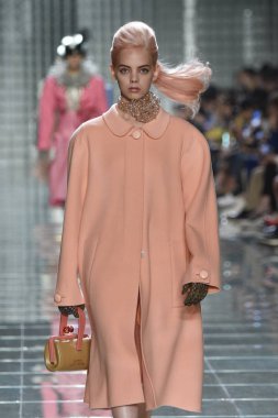 New York, Ny - 12 Eylül: Manken pist yürür Marc Jacobs bahar 2019 gösterisi sırasında; Eylül 2018, üzerinde 12 Eylül 2018 yılında New York City Park Caddesi Tophane, New York moda haftası.