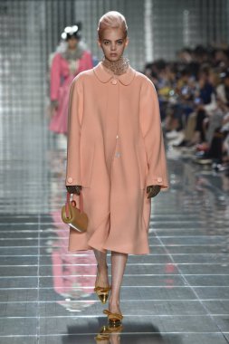 New York, Ny - 12 Eylül: Manken pist yürür Marc Jacobs bahar 2019 gösterisi sırasında; Eylül 2018, üzerinde 12 Eylül 2018 yılında New York City Park Caddesi Tophane, New York moda haftası.