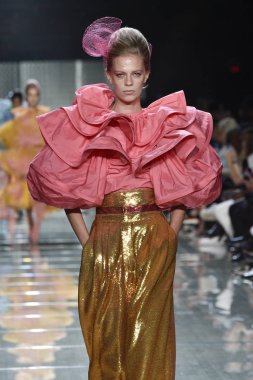 New York, Ny - 12 Eylül: Manken pist yürür Marc Jacobs bahar 2019 gösterisi sırasında; Eylül 2018, üzerinde 12 Eylül 2018 yılında New York City Park Caddesi Tophane, New York moda haftası.