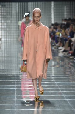 New York, Ny - 12 Eylül: Manken pist yürür Marc Jacobs bahar 2019 gösterisi sırasında; Eylül 2018, üzerinde 12 Eylül 2018 yılında New York City Park Caddesi Tophane, New York moda haftası.