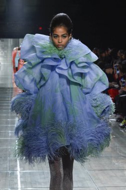 New York, Ny - 12 Eylül: Manken pist yürür Marc Jacobs bahar 2019 gösterisi sırasında; Eylül 2018, üzerinde 12 Eylül 2018 yılında New York City Park Caddesi Tophane, New York moda haftası.