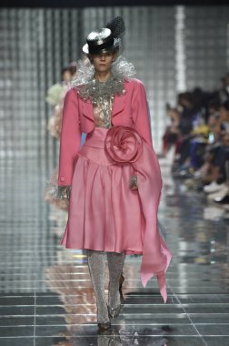 New York, Ny - 12 Eylül: Manken pist yürür Marc Jacobs bahar 2019 gösterisi sırasında; Eylül 2018, üzerinde 12 Eylül 2018 yılında New York City Park Caddesi Tophane, New York moda haftası.