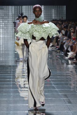 New York, Ny - 12 Eylül: Manken pist yürür Marc Jacobs bahar 2019 gösterisi sırasında; Eylül 2018, üzerinde 12 Eylül 2018 yılında New York City Park Caddesi Tophane, New York moda haftası.
