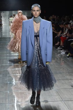 New York, Ny - 12 Eylül: Manken pist yürür Marc Jacobs bahar 2019 gösterisi sırasında; Eylül 2018, üzerinde 12 Eylül 2018 yılında New York City Park Caddesi Tophane, New York moda haftası.