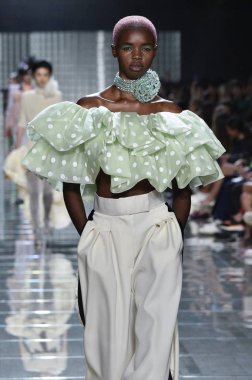 New York, Ny - 12 Eylül: Manken pist yürür Marc Jacobs bahar 2019 gösterisi sırasında; Eylül 2018, üzerinde 12 Eylül 2018 yılında New York City Park Caddesi Tophane, New York moda haftası.