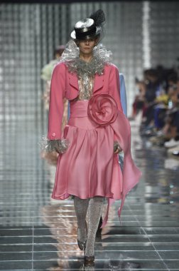 New York, Ny - 12 Eylül: Manken pist yürür Marc Jacobs bahar 2019 gösterisi sırasında; Eylül 2018, üzerinde 12 Eylül 2018 yılında New York City Park Caddesi Tophane, New York moda haftası.