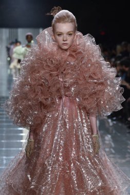 New York, Ny - 12 Eylül: Manken pist yürür Marc Jacobs bahar 2019 gösterisi sırasında; Eylül 2018, üzerinde 12 Eylül 2018 yılında New York City Park Caddesi Tophane, New York moda haftası.