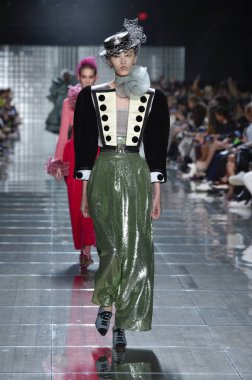 New York, Ny - 12 Eylül: Manken pist yürür Marc Jacobs bahar 2019 gösterisi sırasında; Eylül 2018, üzerinde 12 Eylül 2018 yılında New York City Park Caddesi Tophane, New York moda haftası.