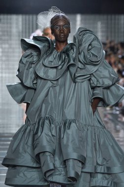 New York, Ny - 12 Eylül: Manken pist yürür Marc Jacobs bahar 2019 gösterisi sırasında; Eylül 2018, üzerinde 12 Eylül 2018 yılında New York City Park Caddesi Tophane, New York moda haftası.