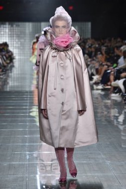 New York, Ny - 12 Eylül: Manken pist yürür Marc Jacobs bahar 2019 gösterisi sırasında; Eylül 2018, üzerinde 12 Eylül 2018 yılında New York City Park Caddesi Tophane, New York moda haftası.