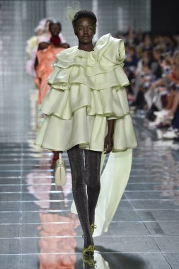 New York, Ny - 12 Eylül: Manken pist yürür Marc Jacobs bahar 2019 gösterisi sırasında; Eylül 2018, üzerinde 12 Eylül 2018 yılında New York City Park Caddesi Tophane, New York moda haftası.