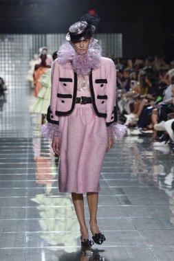 New York, Ny - 12 Eylül: Manken pist yürür Marc Jacobs bahar 2019 gösterisi sırasında; Eylül 2018, üzerinde 12 Eylül 2018 yılında New York City Park Caddesi Tophane, New York moda haftası.