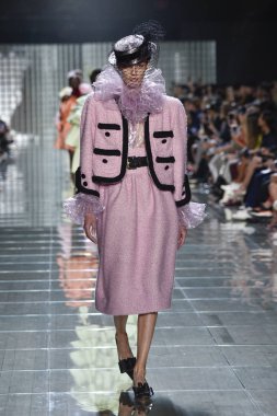 New York, Ny - 12 Eylül: Manken pist yürür Marc Jacobs bahar 2019 gösterisi sırasında; Eylül 2018, üzerinde 12 Eylül 2018 yılında New York City Park Caddesi Tophane, New York moda haftası.