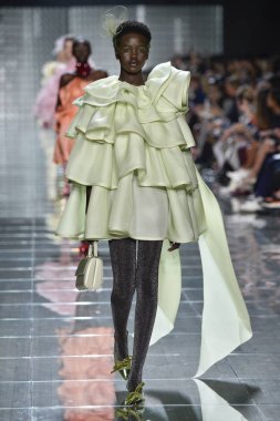 New York, Ny - 12 Eylül: Manken pist yürür Marc Jacobs bahar 2019 gösterisi sırasında; Eylül 2018, üzerinde 12 Eylül 2018 yılında New York City Park Caddesi Tophane, New York moda haftası.