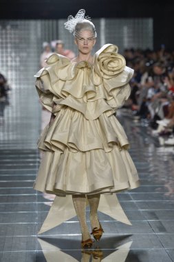 New York, Ny - 12 Eylül: Manken pist yürür Marc Jacobs bahar 2019 gösterisi sırasında; Eylül 2018, üzerinde 12 Eylül 2018 yılında New York City Park Caddesi Tophane, New York moda haftası.