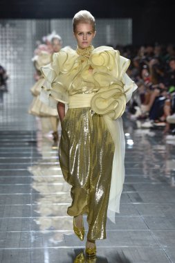 New York, Ny - 12 Eylül: Manken pist yürür Marc Jacobs bahar 2019 gösterisi sırasında; Eylül 2018, üzerinde 12 Eylül 2018 yılında New York City Park Caddesi Tophane, New York moda haftası.