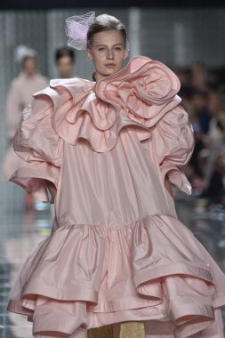 New York, Ny - 12 Eylül: Manken pist yürür Marc Jacobs bahar 2019 gösterisi sırasında; Eylül 2018, üzerinde 12 Eylül 2018 yılında New York City Park Caddesi Tophane, New York moda haftası.