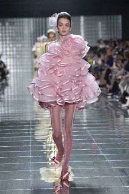 New York, Ny - 12 Eylül: Manken pist yürür Marc Jacobs bahar 2019 gösterisi sırasında; Eylül 2018, üzerinde 12 Eylül 2018 yılında New York City Park Caddesi Tophane, New York moda haftası.