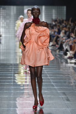 New York, Ny - 12 Eylül: Manken pist yürür Marc Jacobs bahar 2019 gösterisi sırasında; Eylül 2018, üzerinde 12 Eylül 2018 yılında New York City Park Caddesi Tophane, New York moda haftası.