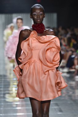 New York, Ny - 12 Eylül: Manken pist yürür Marc Jacobs bahar 2019 gösterisi sırasında; Eylül 2018, üzerinde 12 Eylül 2018 yılında New York City Park Caddesi Tophane, New York moda haftası.