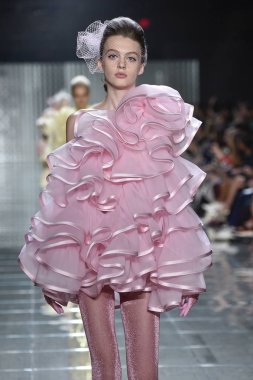 New York, Ny - 12 Eylül: Manken pist yürür Marc Jacobs bahar 2019 gösterisi sırasında; Eylül 2018, üzerinde 12 Eylül 2018 yılında New York City Park Caddesi Tophane, New York moda haftası.