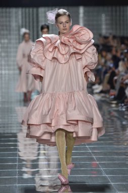 New York, Ny - 12 Eylül: Manken pist yürür Marc Jacobs bahar 2019 gösterisi sırasında; Eylül 2018, üzerinde 12 Eylül 2018 yılında New York City Park Caddesi Tophane, New York moda haftası.